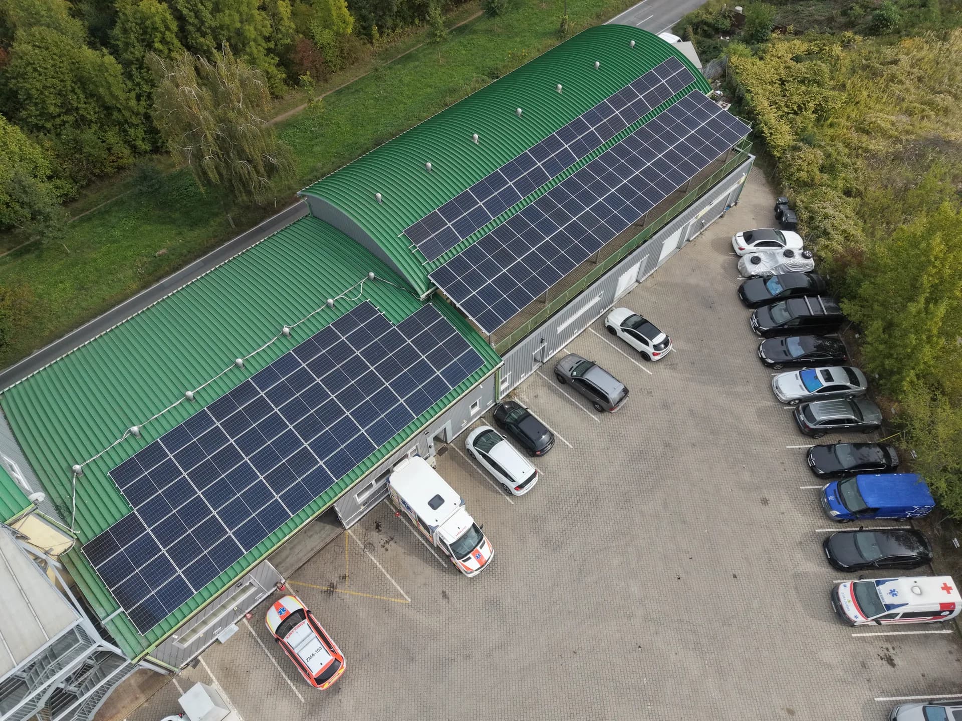 Letecký pohled na střechy s fotovoltaickými panely v pražských Letňanech