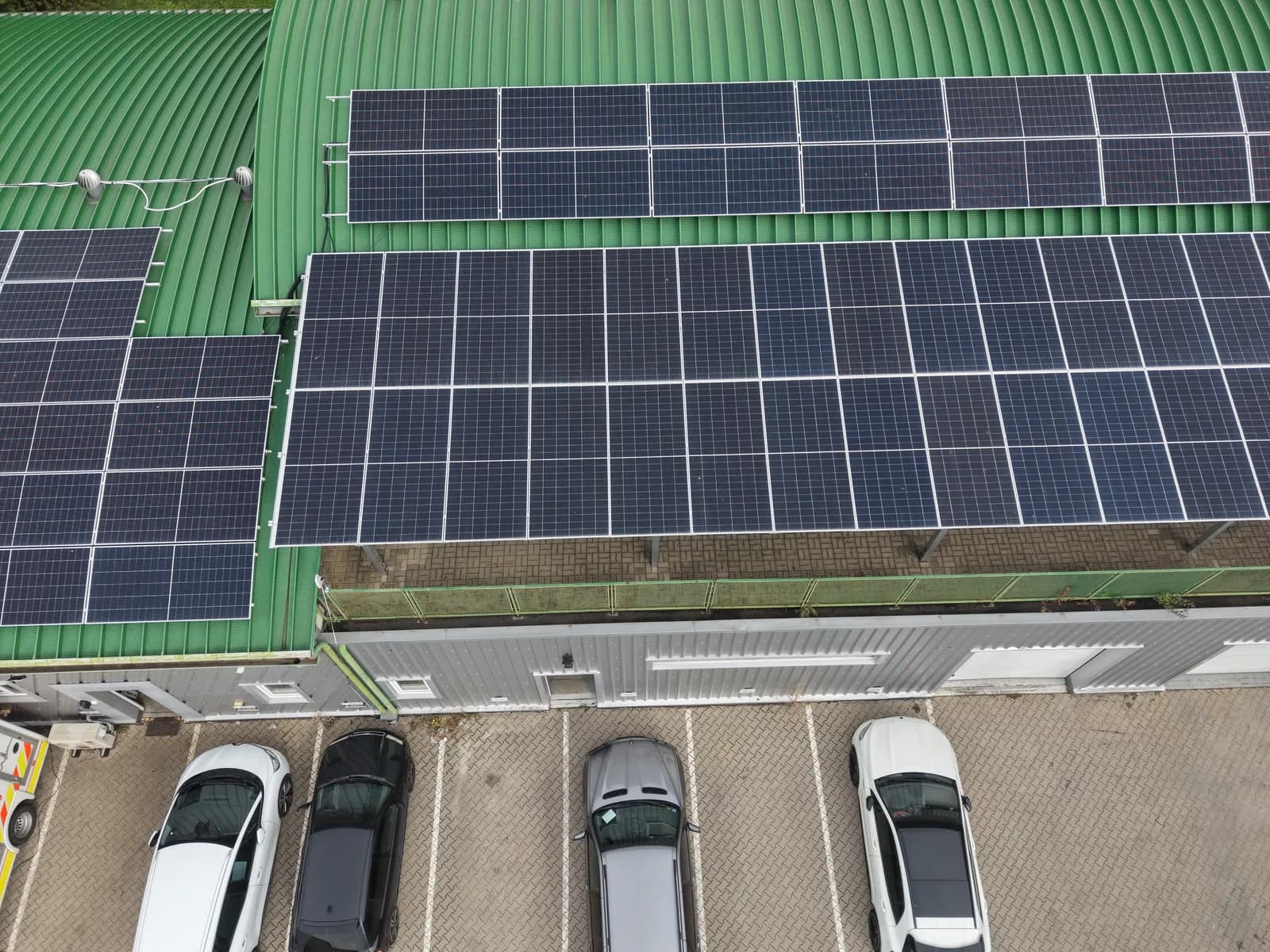 Fotovoltaické panely a viditelné části střechy