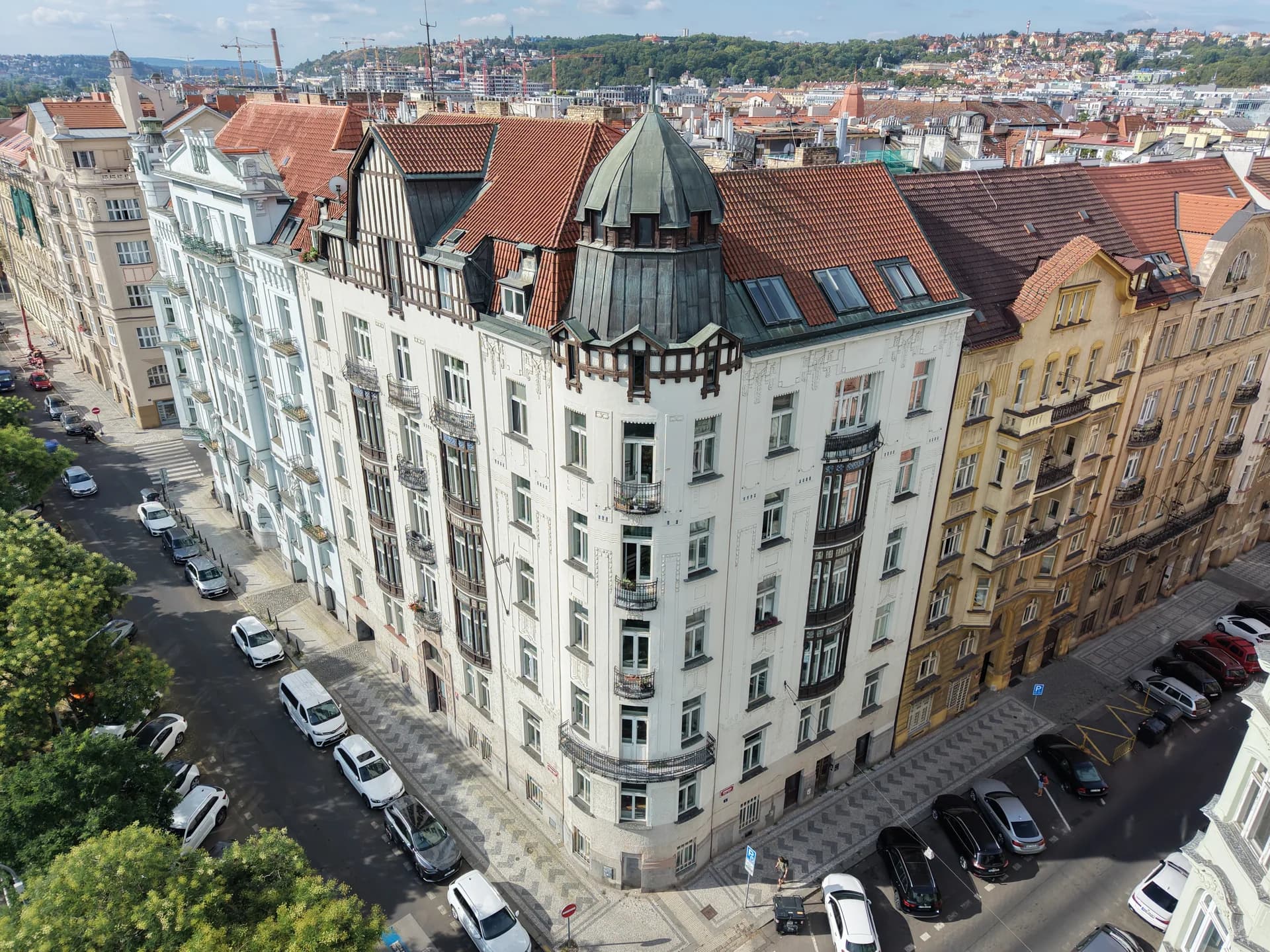 Nárožní dům na Janáčkově nábřeží z výšky