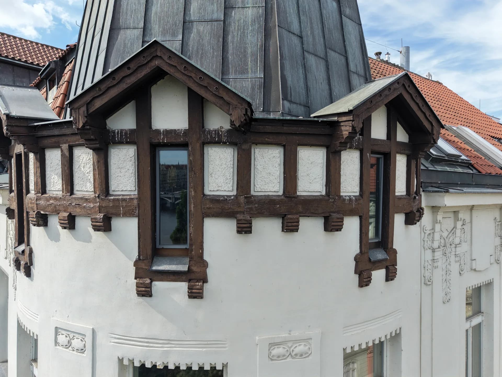 Detail hrázděné části věžičky