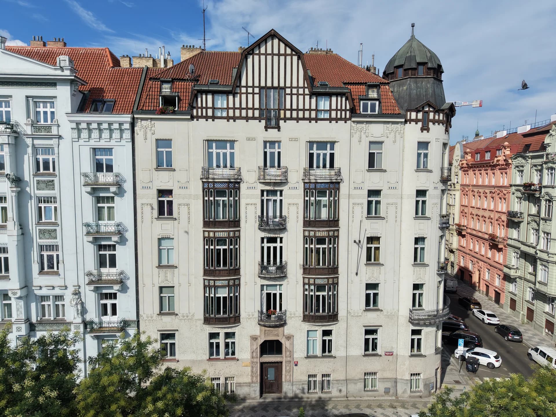 Čelní pohled na fasádu domu