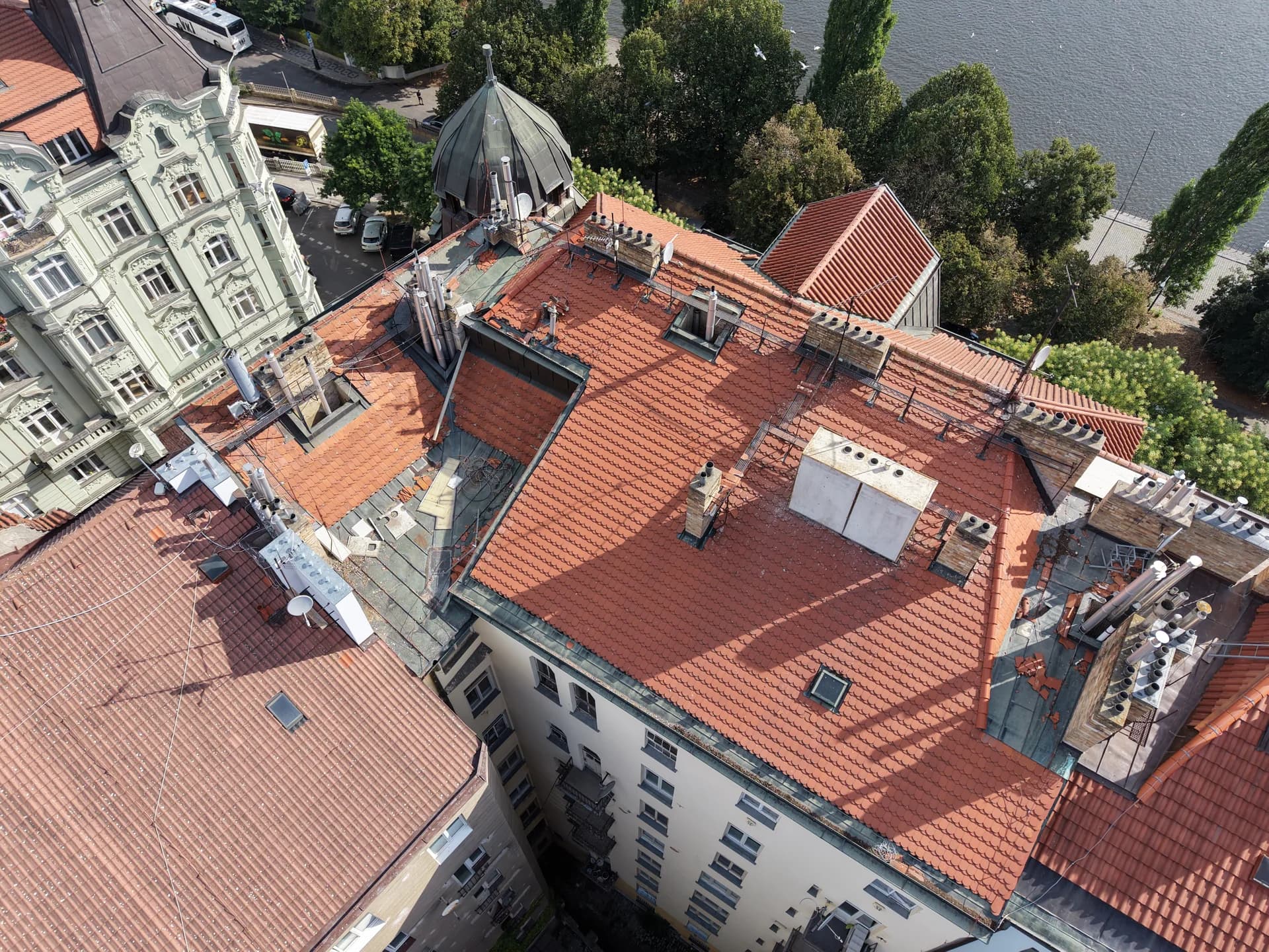 Střešní plochy a dvorní část domu