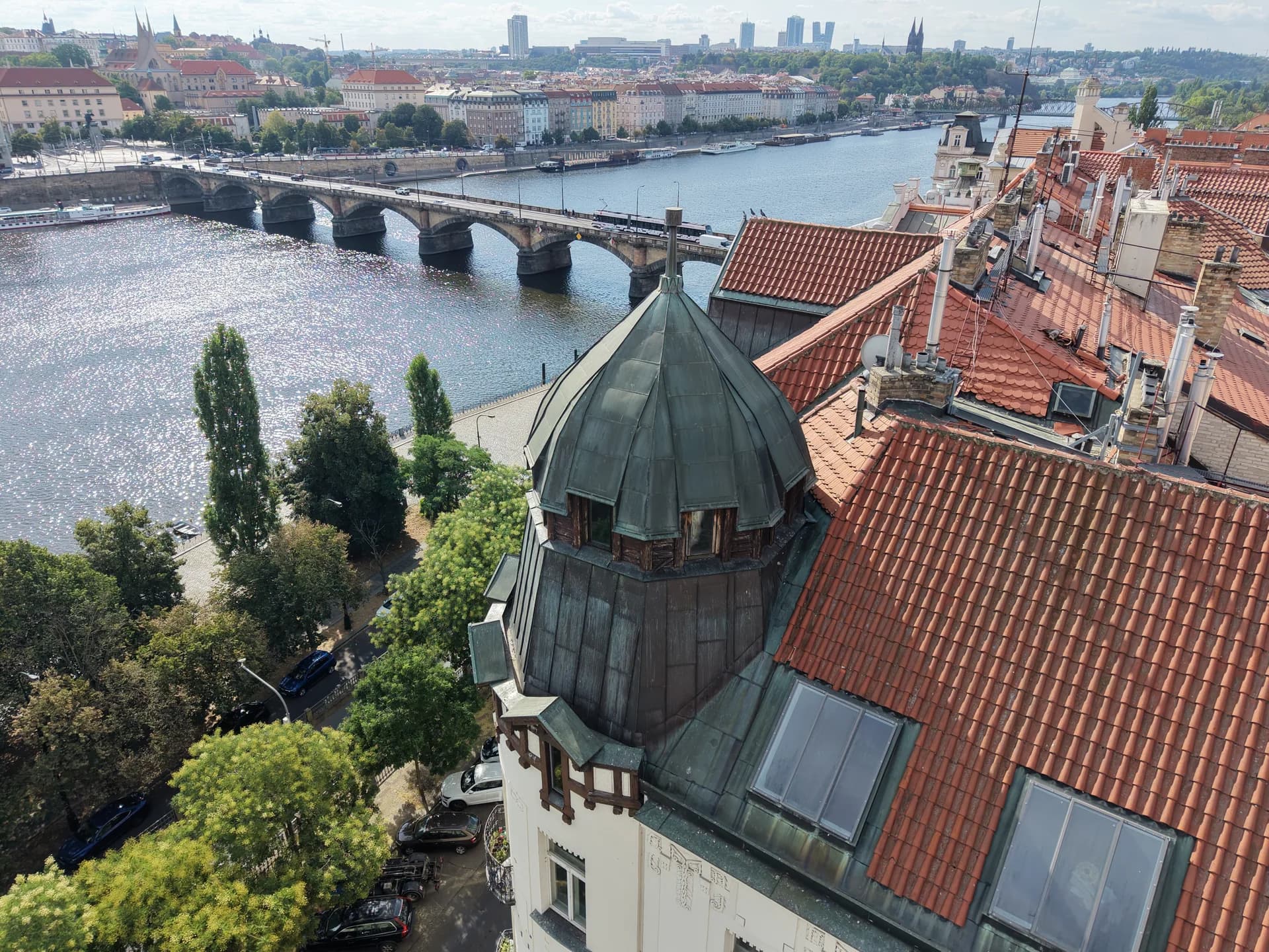 Letecký pohled na Vltavu, Palackého most a střechy Janáčkova nábřeží v Praze