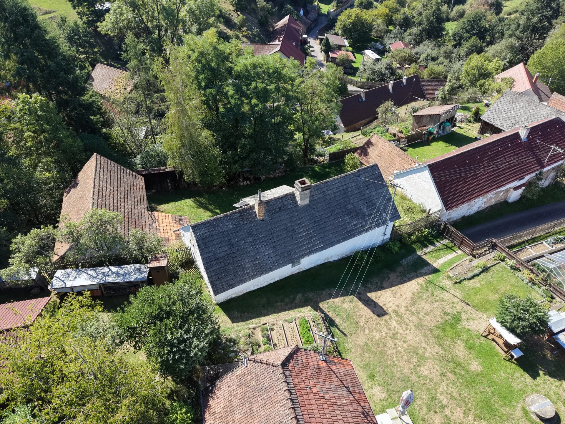 Dům a navazující stavby z jiného leteckého pohledu