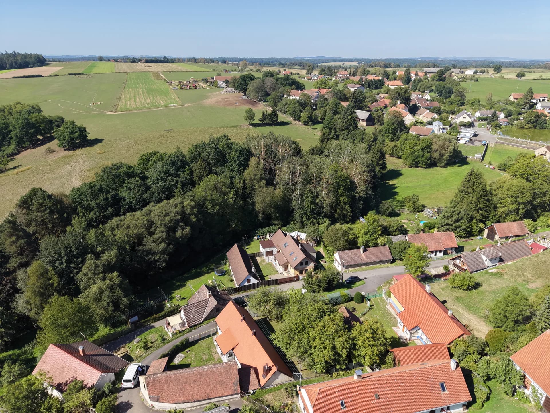 Zástavba v okolí domu a její poloha v krajině