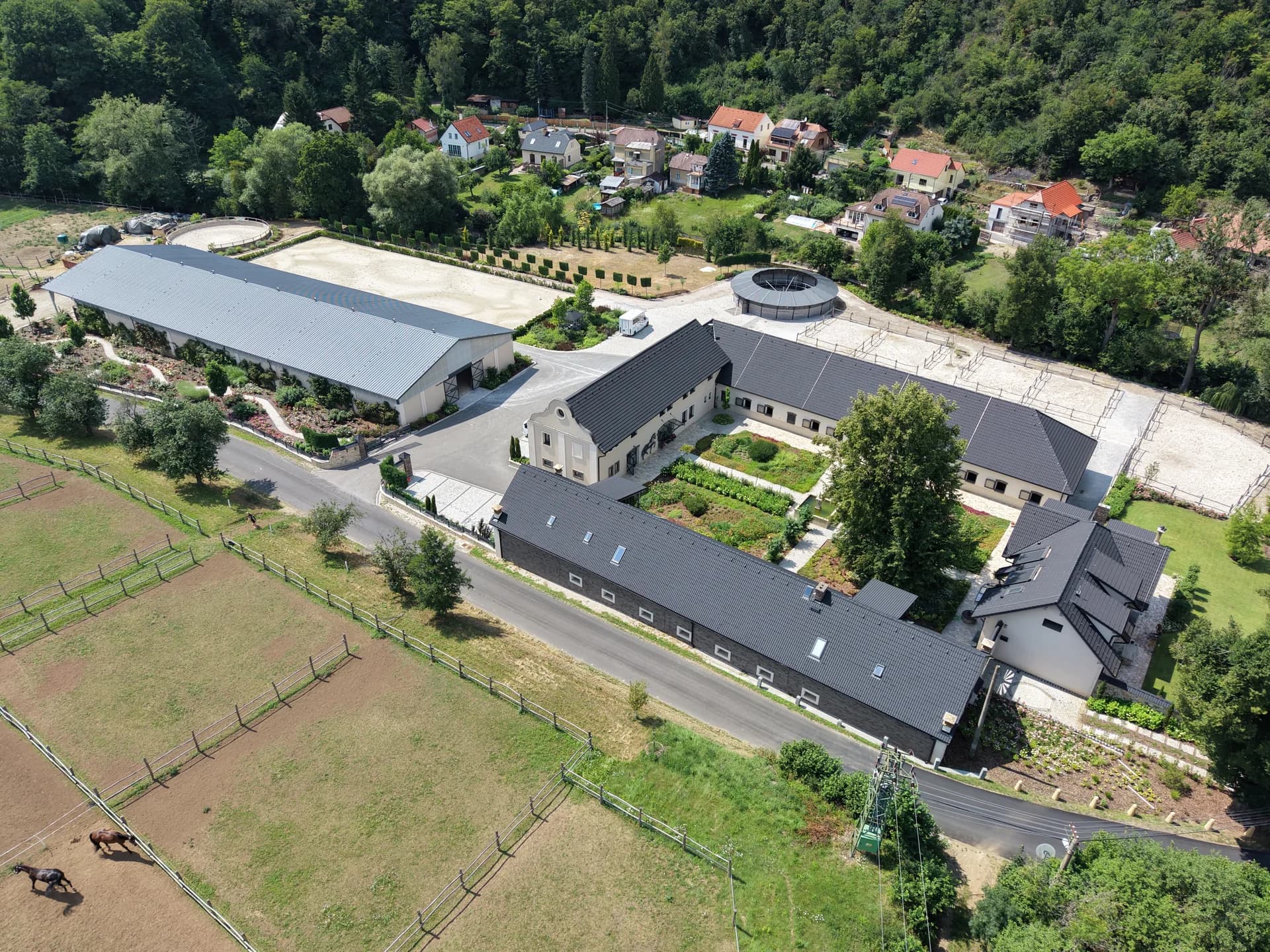 Celkový letecký pohled na areál koňské kliniky
