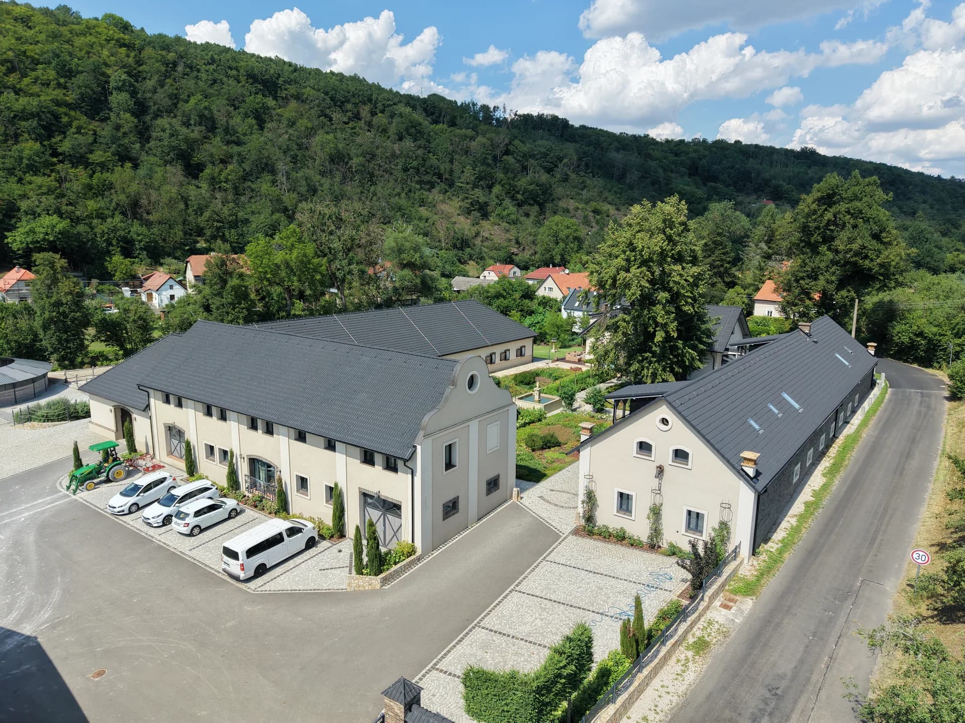 Vstupní strana budov kliniky