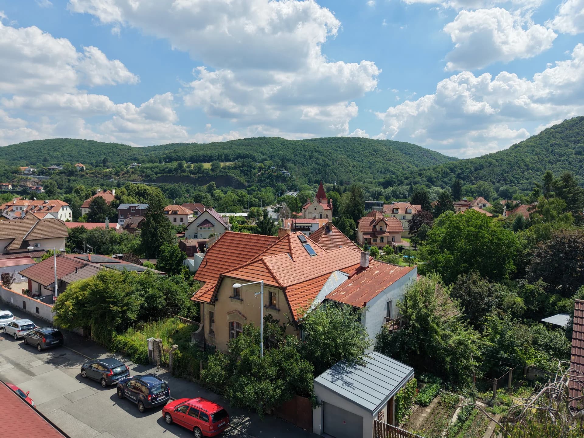 Vila s červenou střechou ve Zbraslavi