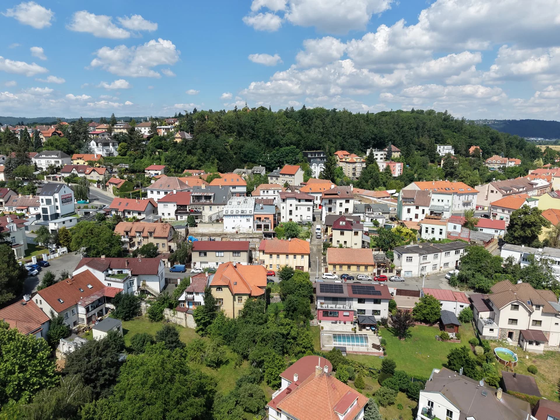 Zástavba v okolí vily ve Zbraslavi