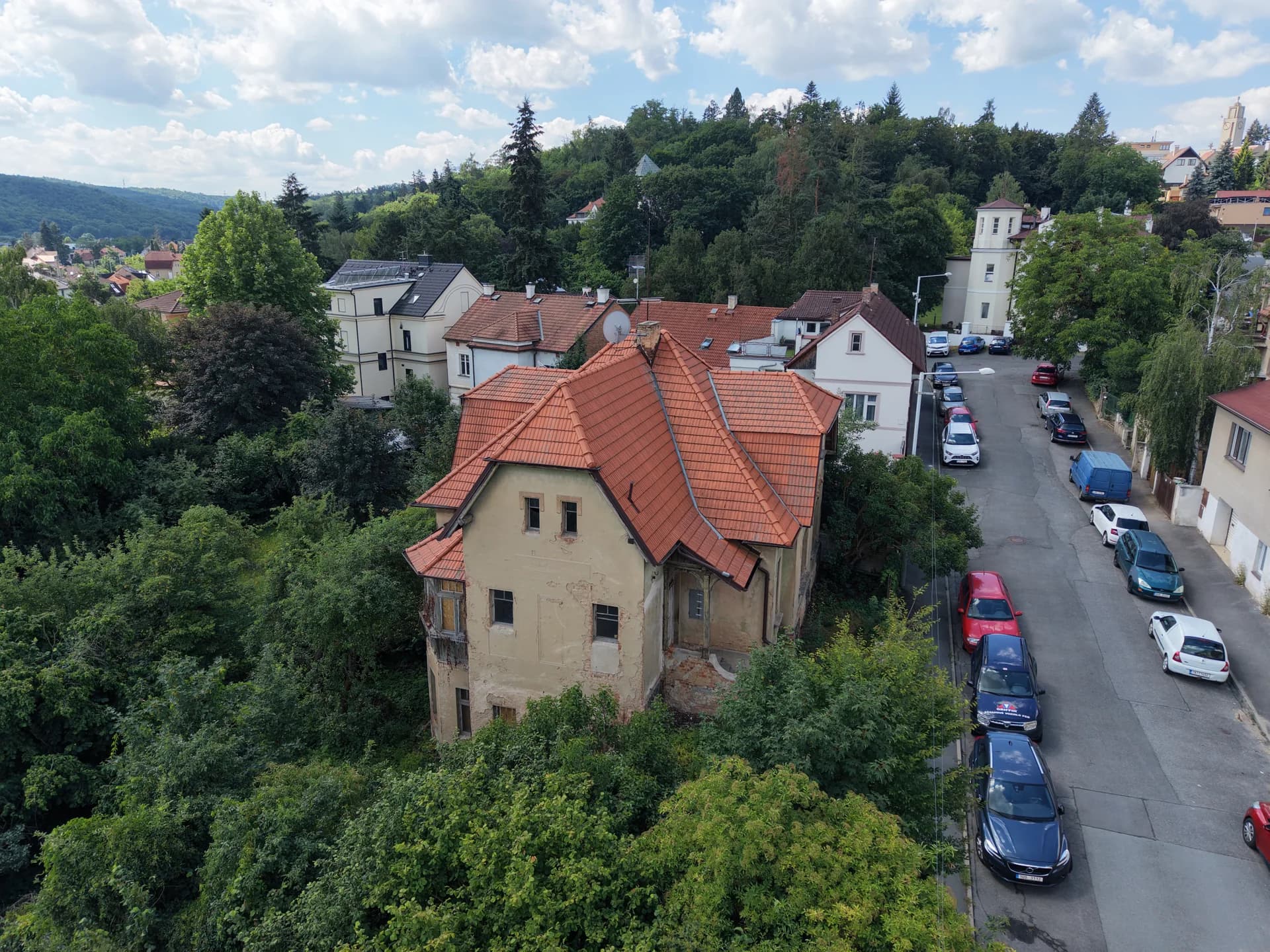 Vila a navazující ulice z bočního pohledu
