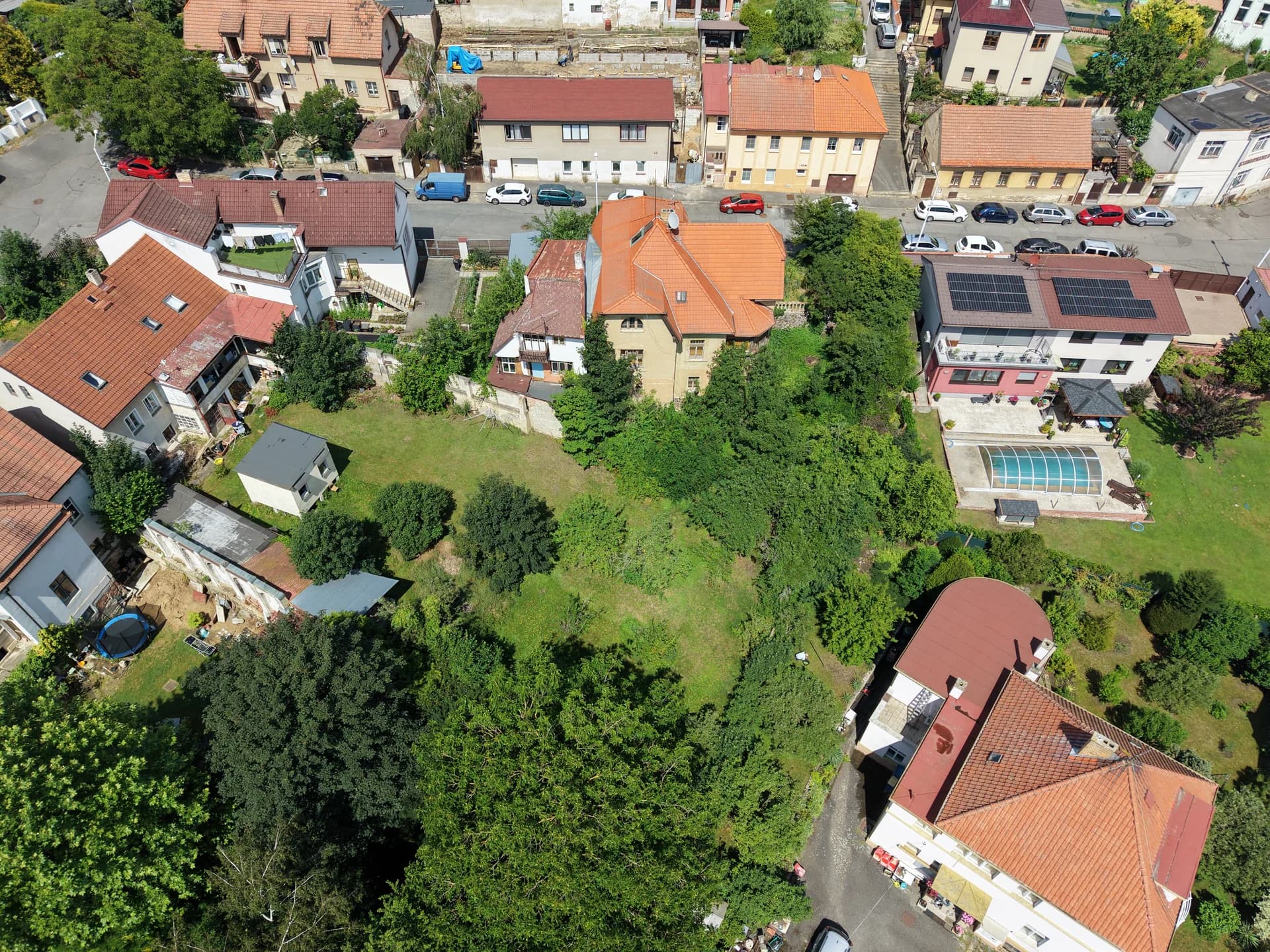 Zahrada a zadní strana vily